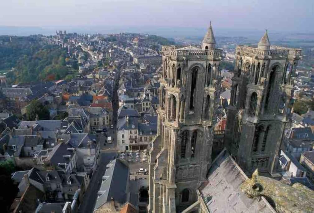 Suite De Charme Au Pied De La Cathedrale Laon Bagian luar foto