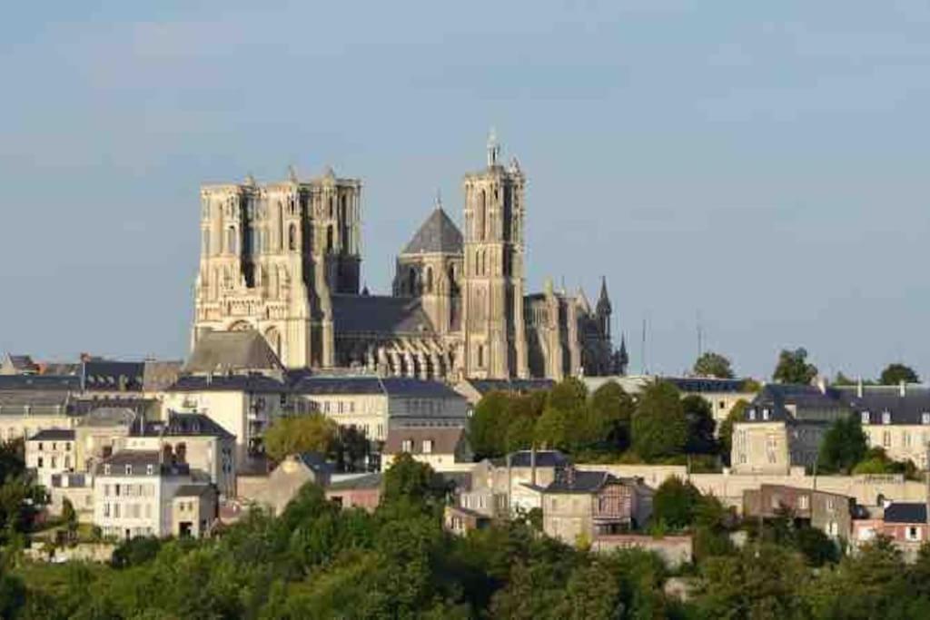 Suite De Charme Au Pied De La Cathedrale Laon Bagian luar foto