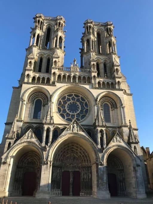 Suite De Charme Au Pied De La Cathedrale Laon Bagian luar foto